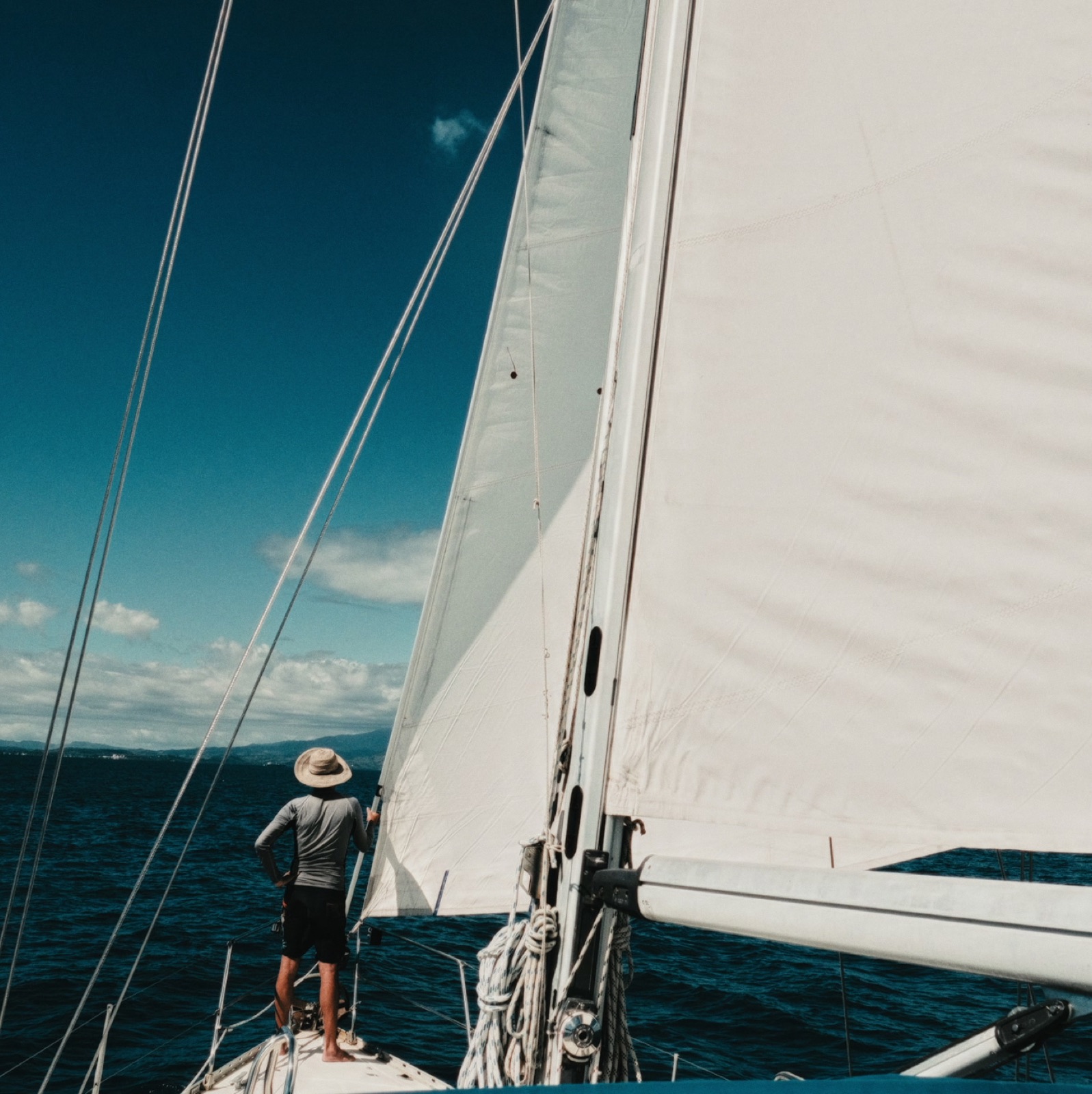 Nharyan at the bow under sail